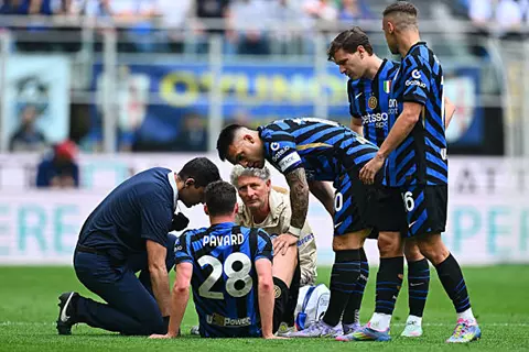 شعر بآلام.. تقارير: بافارد يغيب عن مواجهة برشلونة في سان سيرو